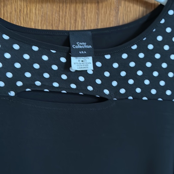 Cozy Collection Black/White polka dot cold shoulder tunic, never worn! Size Lg. - Picture 2 of 4